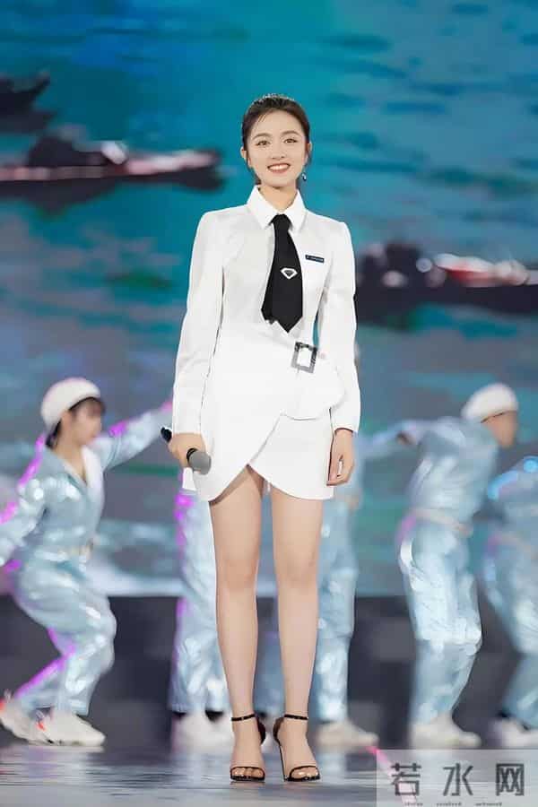 李兰迪绝美腿型，白细直堪称范本