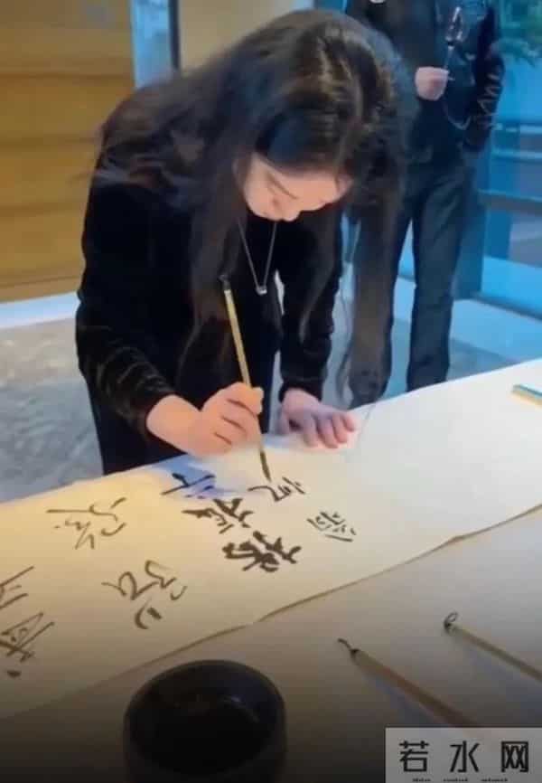 翁帆公开露面，她带妈妈看展，她仍穿一身黑衣服，但脸上有笑容了