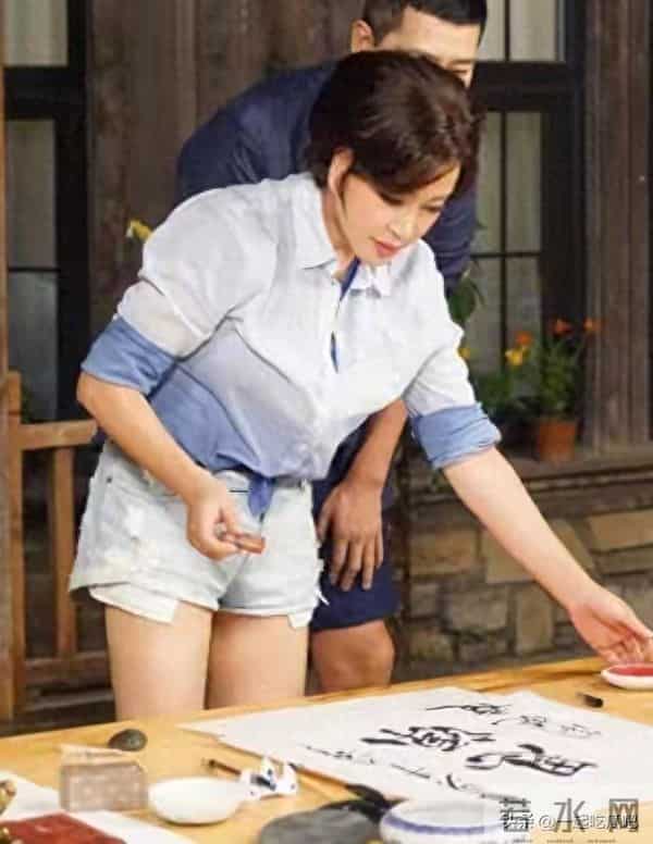 “刘晓庆”高调杀回来,穿衬衫+超短裤像小姑娘,大长腿好抢风头