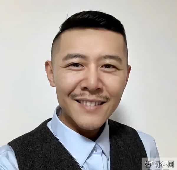 大冰回应“黄金左脸”热梗，称年轻时曾因乘“黑车”被打聋右耳，习惯用左耳凑近听声音，长期形成肌肉记忆