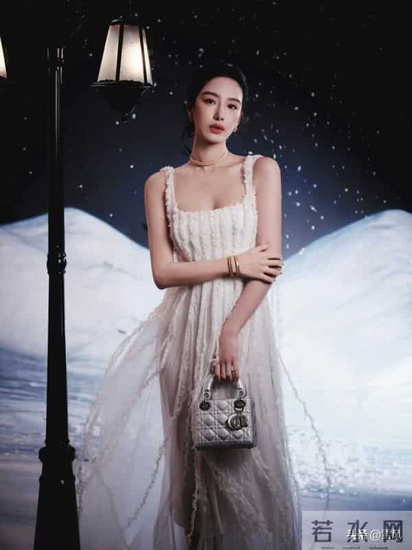 杨采钰,风姿飘然