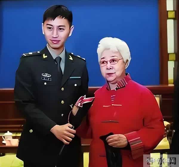 97岁田华现状曝光，和小孙子相依为命，住破旧老房子，日子清贫