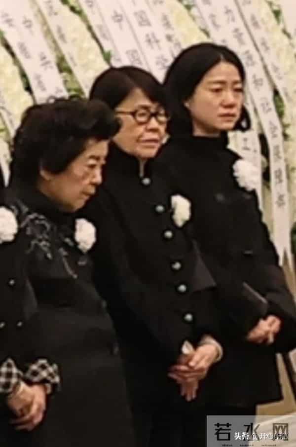 49岁翁帆现身画展！穿黑衣、皮肤白皙状态好，笑容满面和妈妈热聊