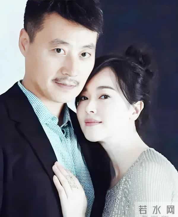 48岁左小青走红毯,礼服不合身超尴尬,状态一言难尽