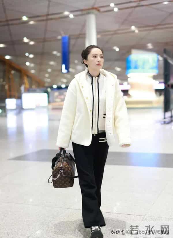 董璇机场私服真会穿！白色毛绒外套+拉链毛衣+阔腿裤，时髦又高级