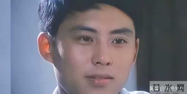 他是红楼第一美男，今62岁享受天伦，住豪宅被家里仨女的“拿捏”