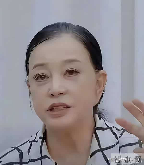 75岁刘晓庆频繁摔倒、认错人,在她身上令人担心的事情还是发生了