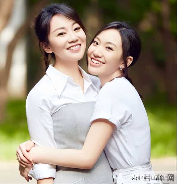 54岁闫妮变样：脸油腻嘴歪斜，身材发福像大妈，一代女神认不出了