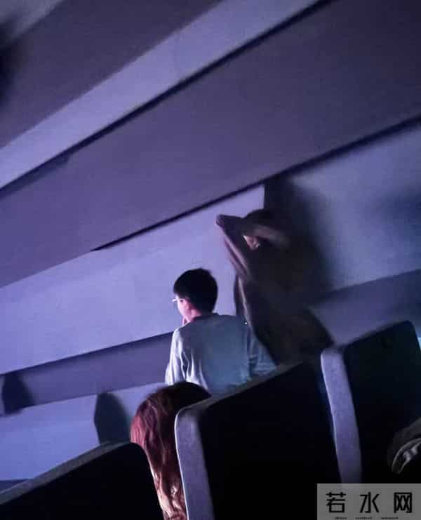 董卿母子现身看电影，13岁儿子身高超160，戴近视眼镜侧脸很普通