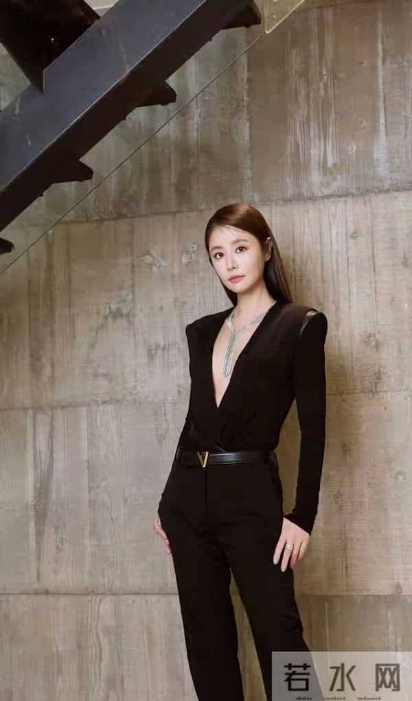 林心如为了显示脖子上挂着的项链也是拼了，衣服居然是深V