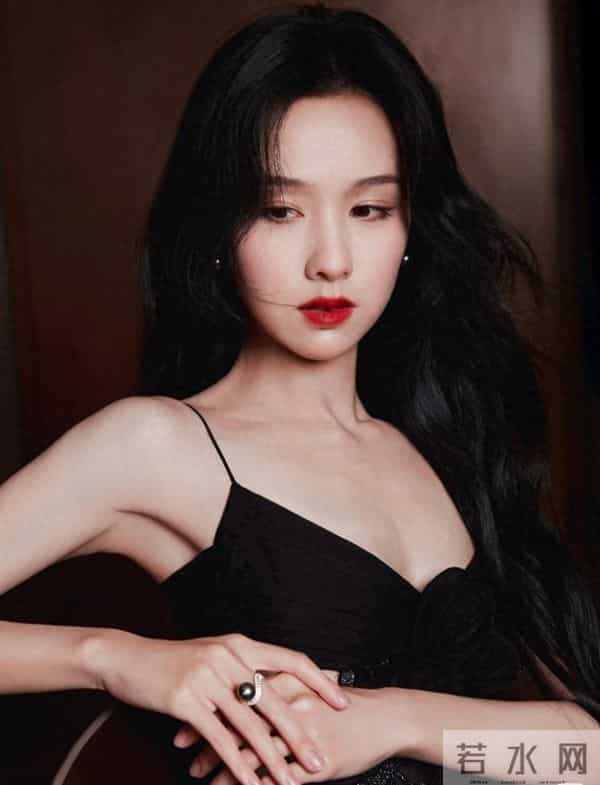 陈都灵 黑色吊带