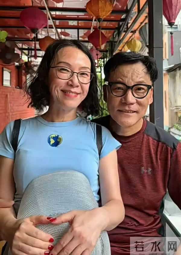 61岁李国庆拥吻德籍妻子,疯狂示爱,太甜蜜了