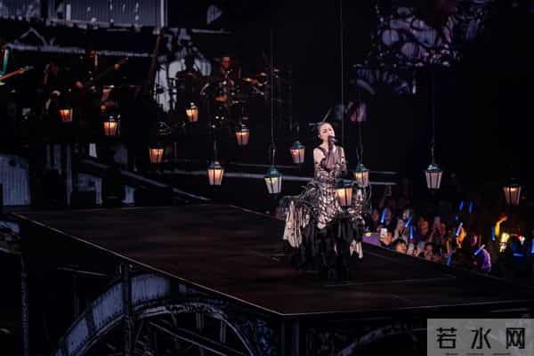 杨千嬅红馆演唱会设备故障，特技员被困半空，天后临危稳场全纪录