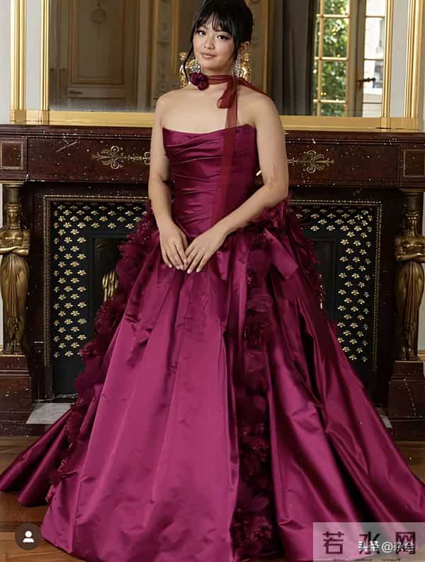 陈可辛女儿巴黎舞会美成公主，吴君如在一旁“张扬”抢风头