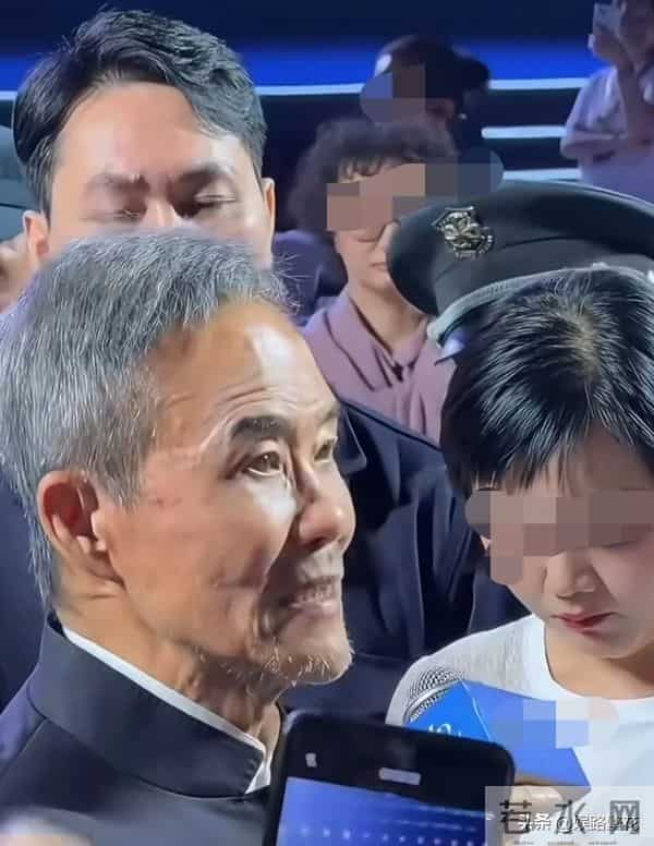 74岁王石断崖式衰老,44岁田朴珺登千米雪山,30岁年龄差藏不住了