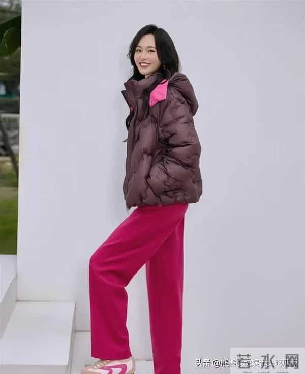 唐嫣换风格后气质大变!穿撞色羽绒服+玫粉色卫裤 时髦洋气又高级