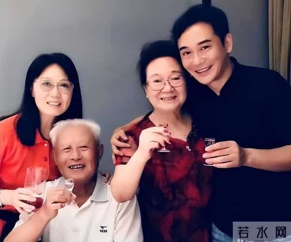 他长得帅，演技好，不顾一切娶大15岁妻恩爱至今，没生孩子也幸福