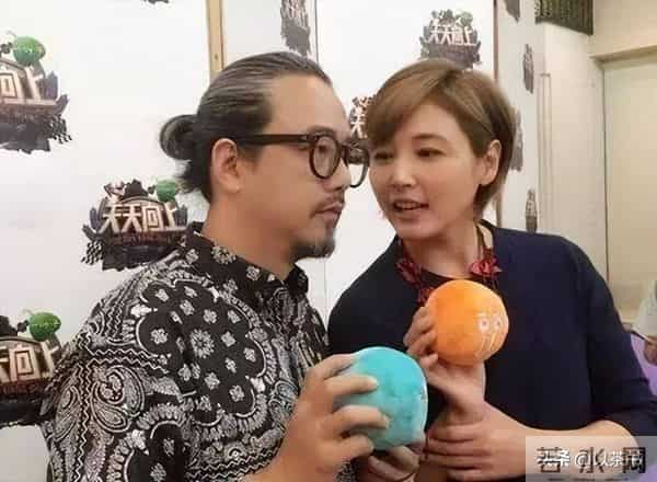 55岁张延依然优雅,父亲早逝最疼爱妈妈,和丈夫分居两地感情不变