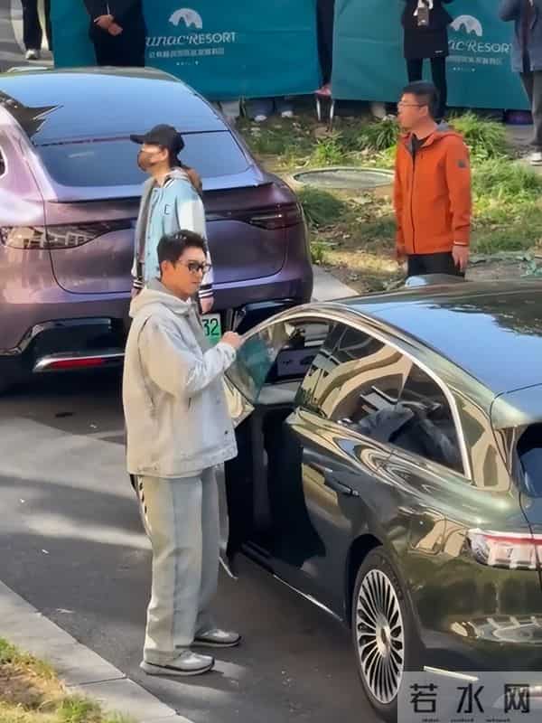 黄景瑜广西被偶遇,开京A牌照30万豪车,全程手挡太阳防止晒脸