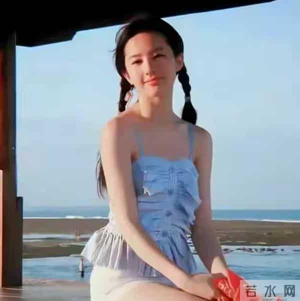 刘亦菲十七八岁海边照,肚子肉肉太真实,这才是无滤镜青春呀