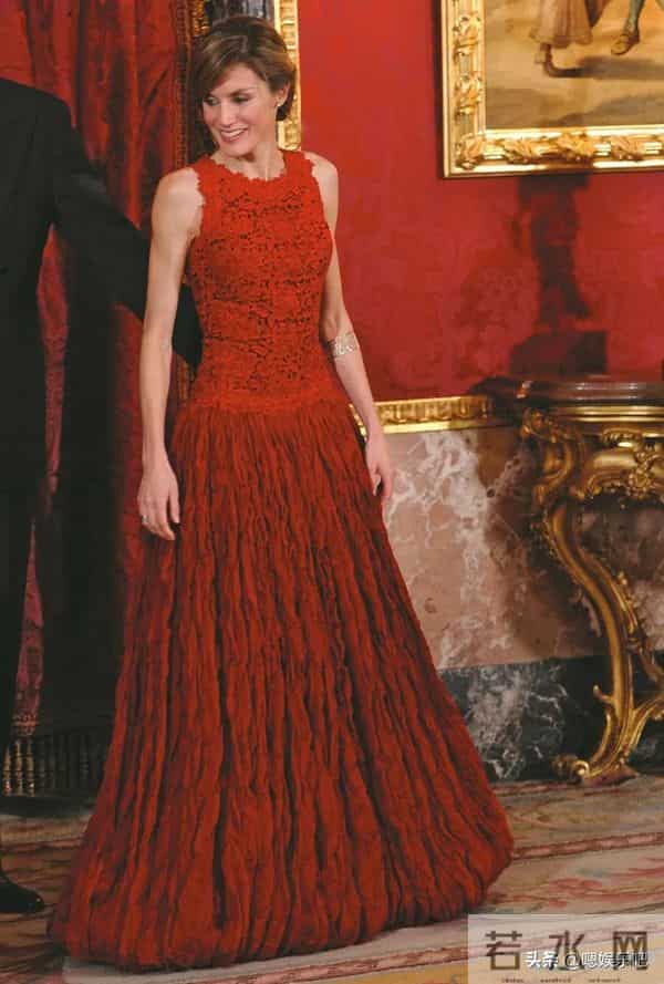 西班牙莱蒂齐亚王后的红色礼服,气场全开,难以复制的经典!