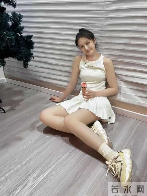 李兰迪绝美腿型，白细直堪称范本