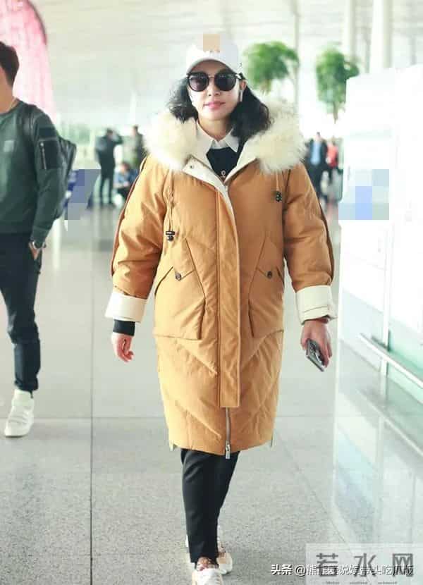 被刘晓庆的老年穿搭惊艳到！卡其色羽绒服+棒球帽，时髦又减龄