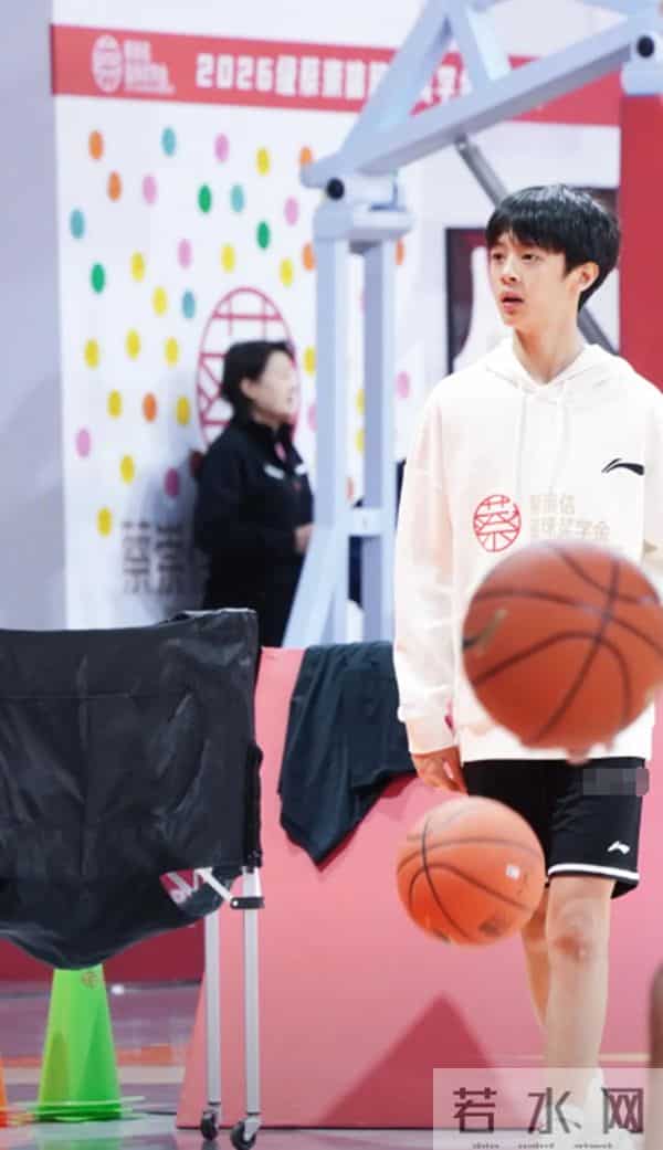 邓超儿子真实身高曝光,174个头还没100斤,为打篮球腿上好多伤