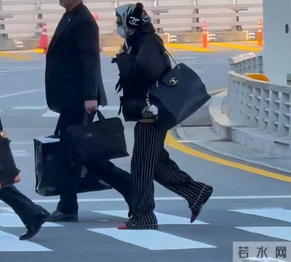 香奈儿大秀,辛芷蕾王一博同台看秀像姐弟,权志龙姨化穿搭辣眼睛