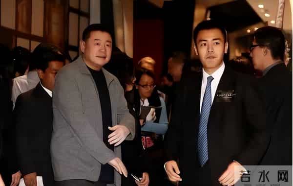 比李嘉诚还狠？香港富豪套现500亿离场，抛弃发妻，结局令人唏嘘