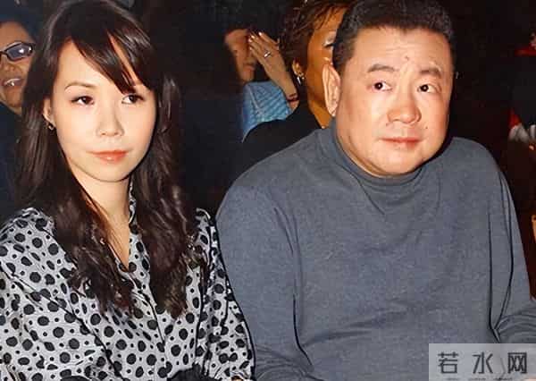 比李嘉诚还狠？香港富豪套现500亿离场，抛弃发妻，结局令人唏嘘