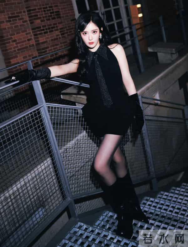 王艺瑾黑丝短靴穿搭出席活动美照