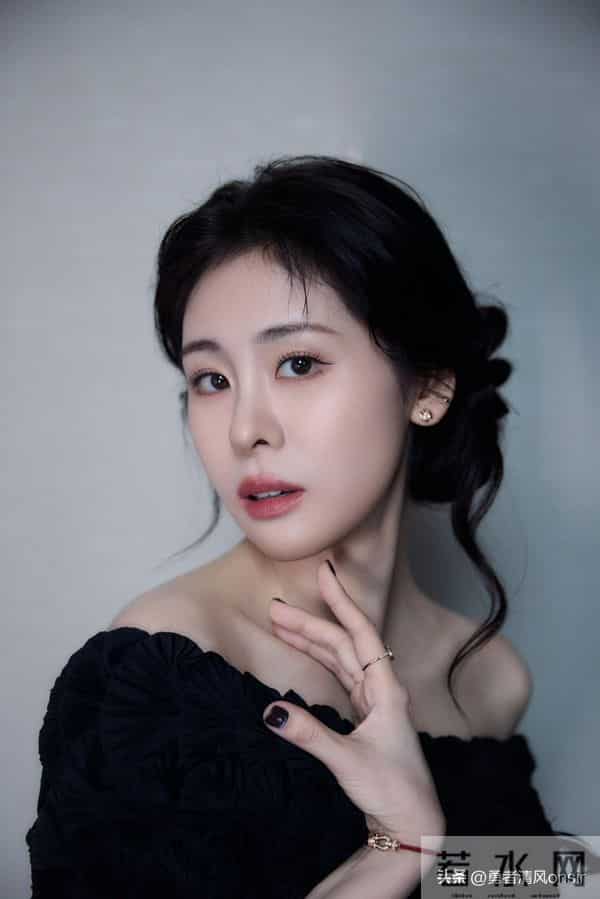 张碧晨云南被偶遇，真人脸又小又精致，无滤镜也好美啊！