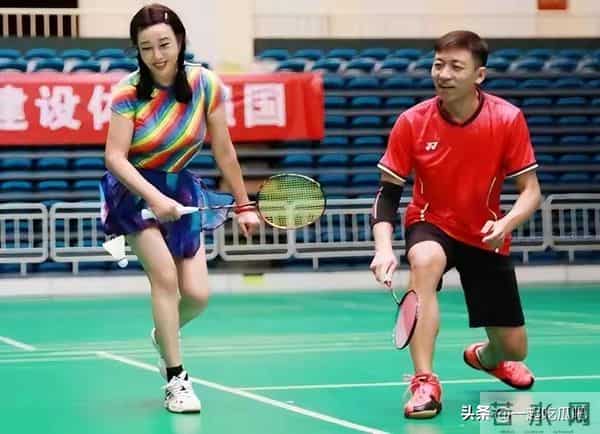 “刘晓庆”高调杀回来,穿衬衫+超短裤像小姑娘,大长腿好抢风头