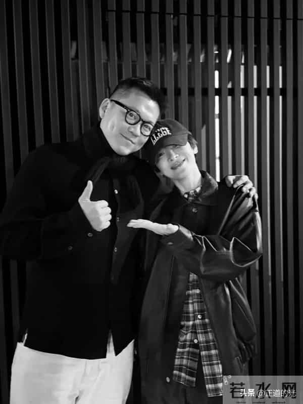 宋慧乔80斤瘦成纸片人 短发棒球帽像假小子 和中年男子贴脸搂肩合影