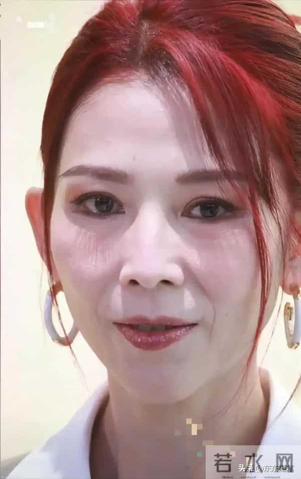 52岁蔡少芬香港逛街，下巴后缩明显，张晋大病痊愈，不能剧烈运动