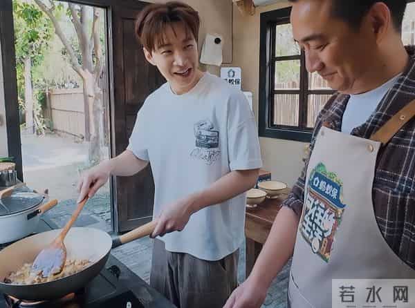 黄磊挥泪告别《向往的生活》，何炅陪伴在侧，张艺兴四人鞠躬致敬