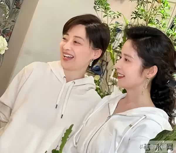 颖儿不拿自己当外人，空手去梅婷家吃饭，"顺走"3条Prada新裙子