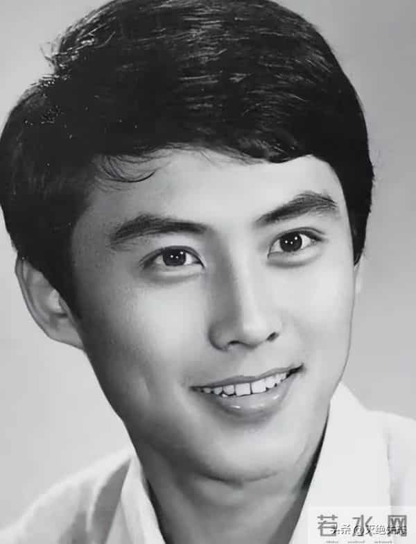 他是红楼第一美男，今62岁享受天伦，住豪宅被家里仨女的“拿捏”