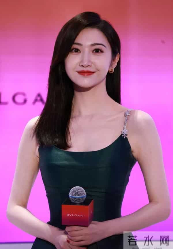 景甜这状态杀疯了!绿裙一穿直接美成“人间翡翠”!