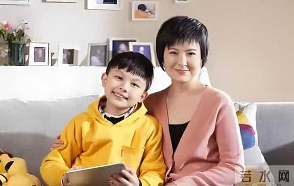 她曾是央视一枝花，低调嫁大18岁李铁为妻，如今52岁已满头白发