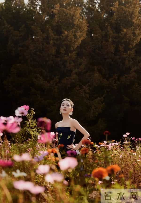 章若楠一字肩裙装美翻天，白皙肌肤晶莹剔透，摄影师捕捉童话瞬间
