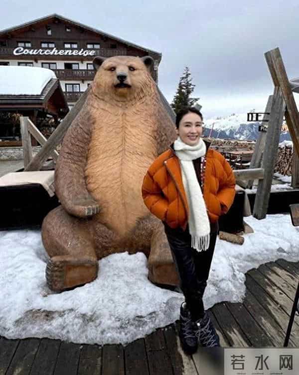 黎姿在国外度假带火了秋冬新穿搭:短款羽绒服+皮裤,时髦又减龄