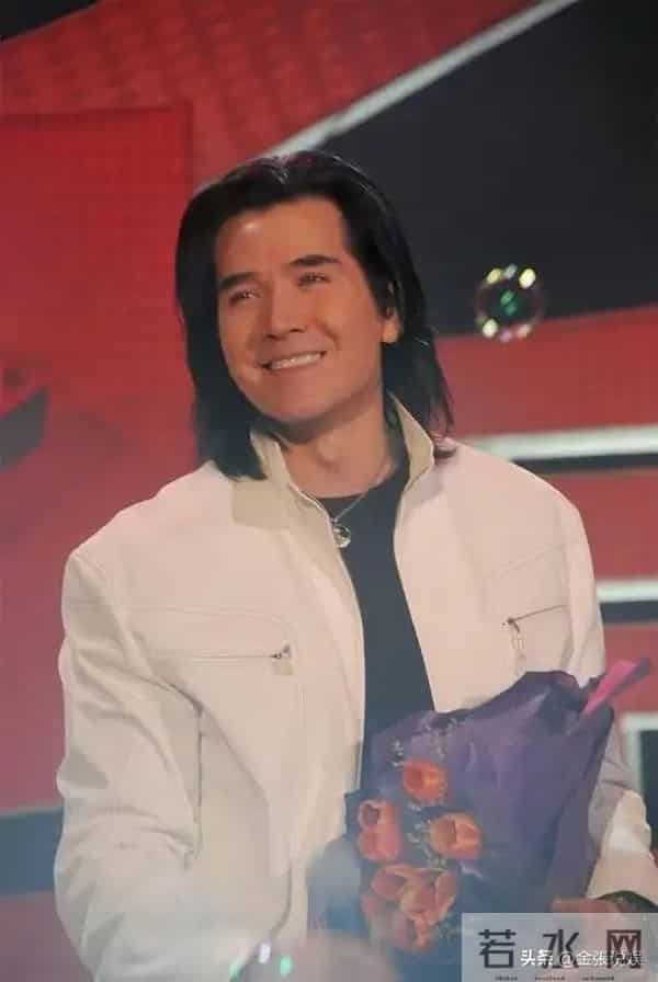 费翔在英国独居