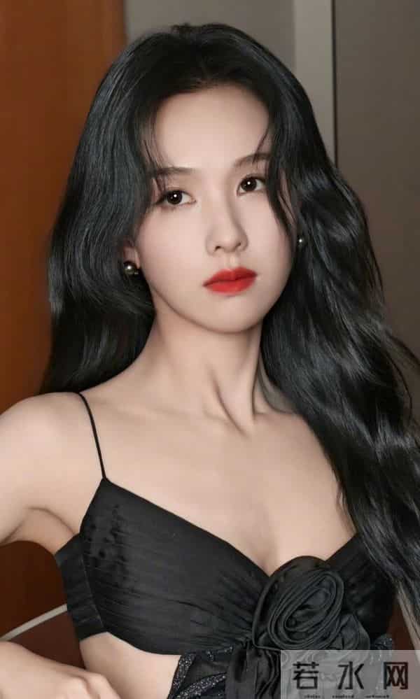 陈都灵 黑色吊带