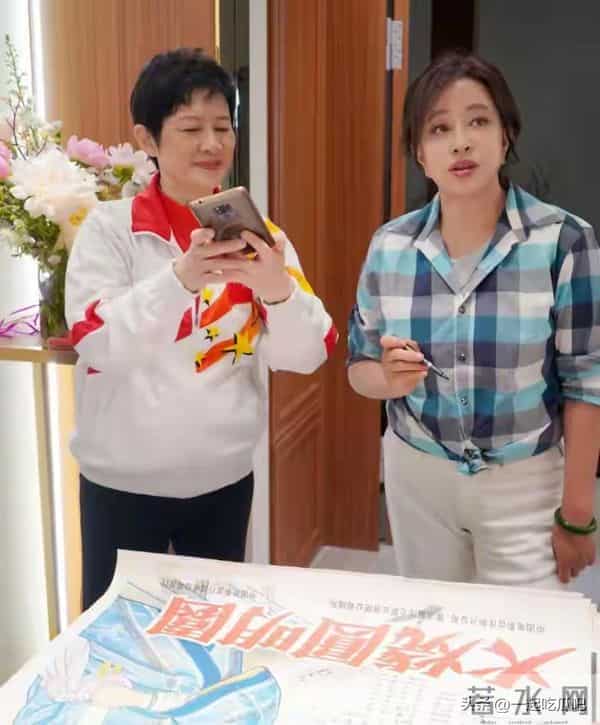 “刘晓庆”高调杀回来,穿衬衫+超短裤像小姑娘,大长腿好抢风头