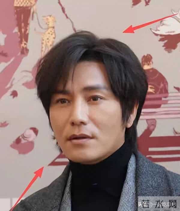 49岁陈坤现状让人心酸，脸垮戴假发，又瘦又黑，独自养娃断崖衰老