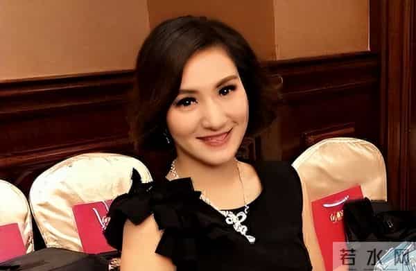 她被称为最美主持人，却突然5分钟内全身瘫痪，如今44岁独身一人