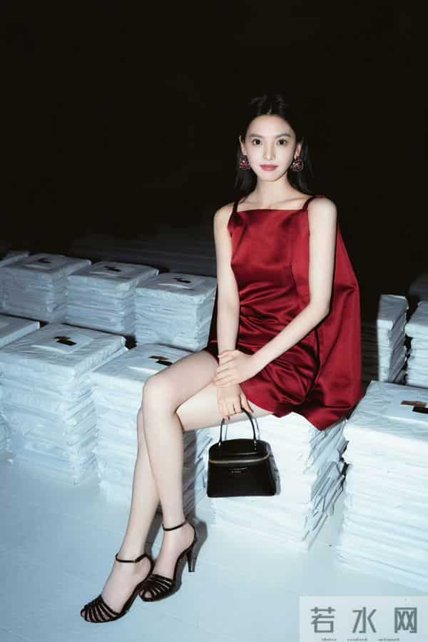 章若楠 腿瘦成“竹竿”引起讨论