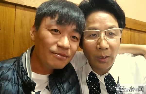 于和伟 王宝强小酒馆聚餐,两人喝的脸通红,疑似于和伟妻子亮相